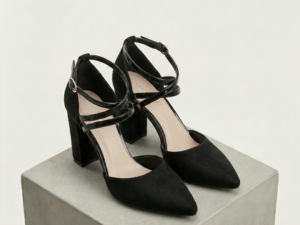 Zapato de Tacón Ancho Estilo Salón con Doble Tira de Charol y Acabado Ante Negro