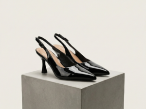 Zapatos de Salón Destalonados en Charol Negro – Tacón Copa y Punta Fina