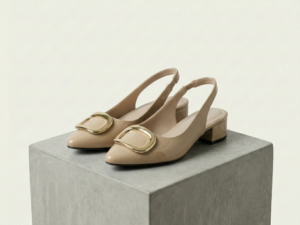 Zapatos Slingback Color Beige en Acabado Glossy y Detalle Gold