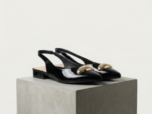 Zapatos Slingback Color Negro en Acabado Glossy y Detalle Gold